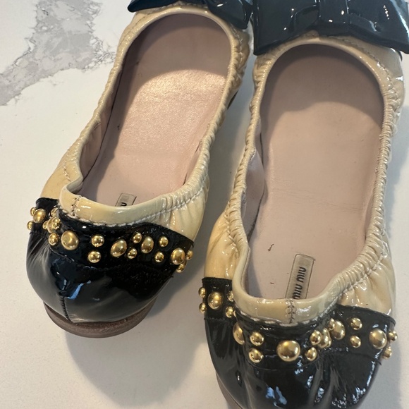 Miu Miu Black and Cream Flats - Picture 3 of 5